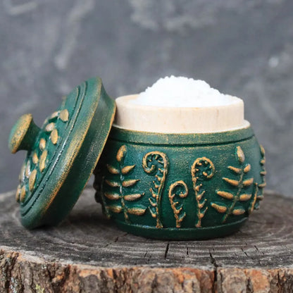 Emerald magic: small wooden pot with lid