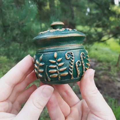 Emerald magic: small wooden pot with lid