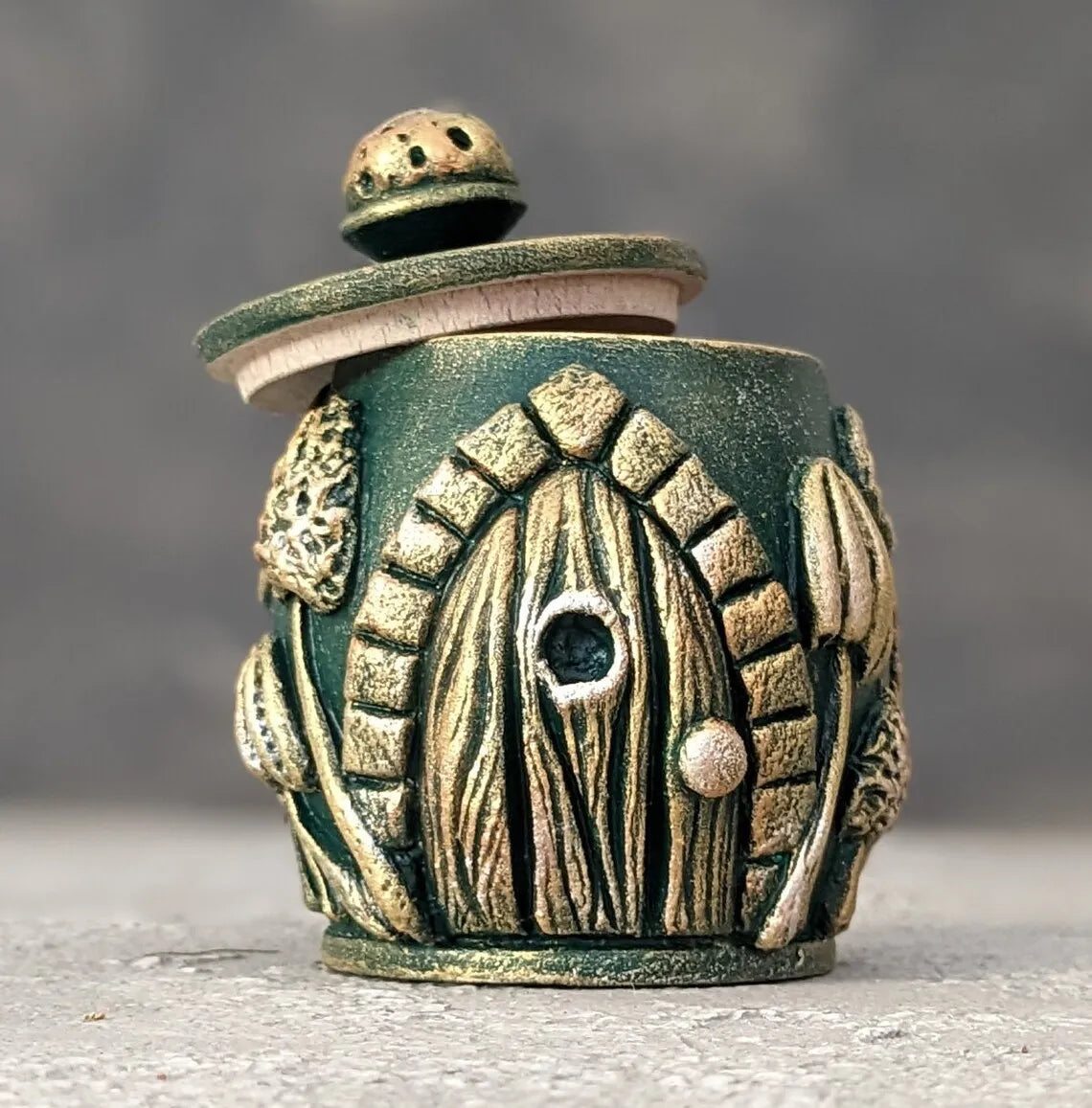 witch door emerald wooden pot with lid  